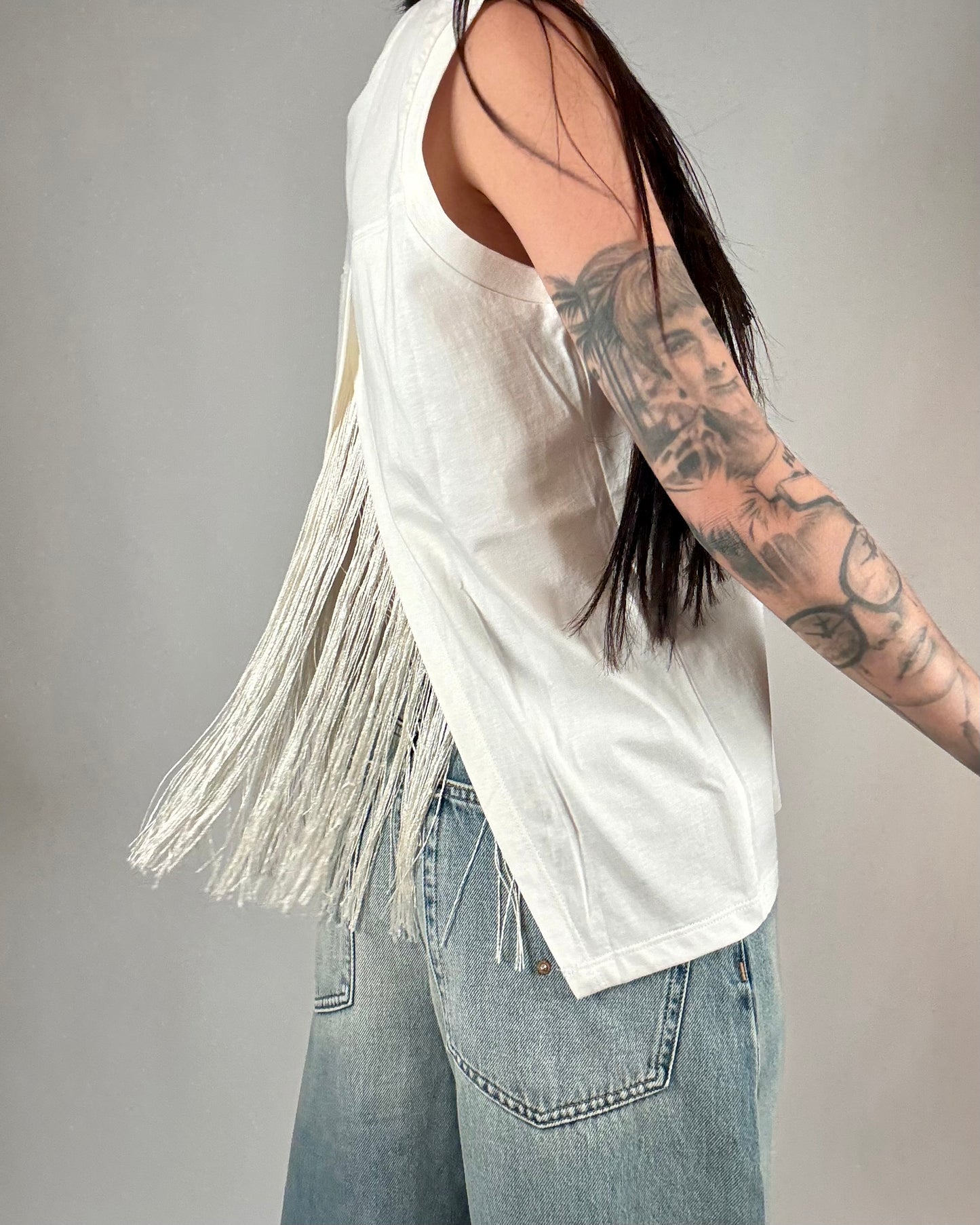 T-SHIRT SMANICATA CON FRANGE