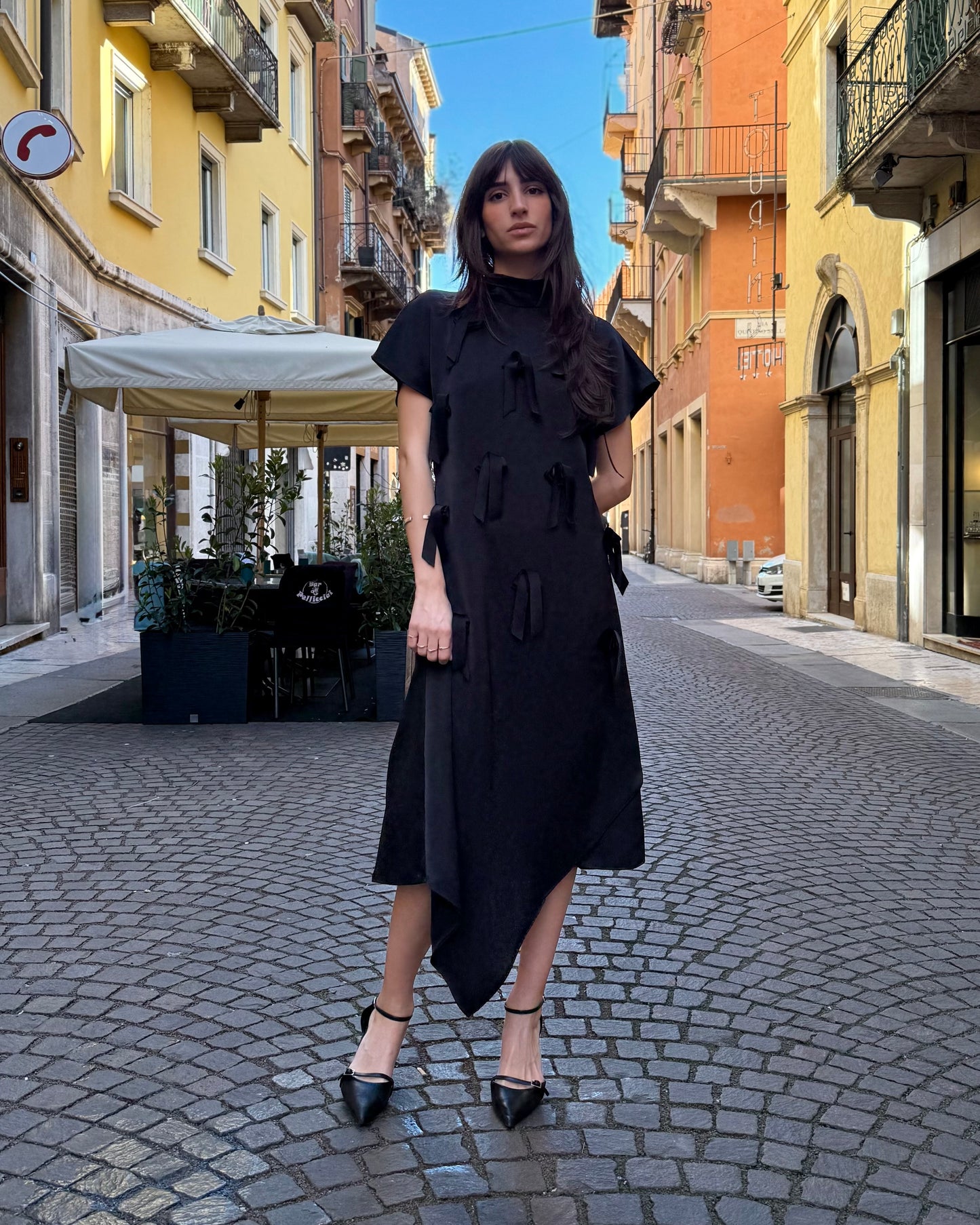 ABITO SATIN CON FIOCCHI