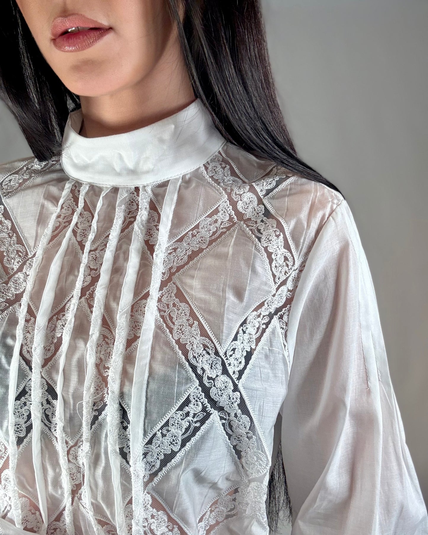BLUSA ACCOLLATA CON BRACCIALI