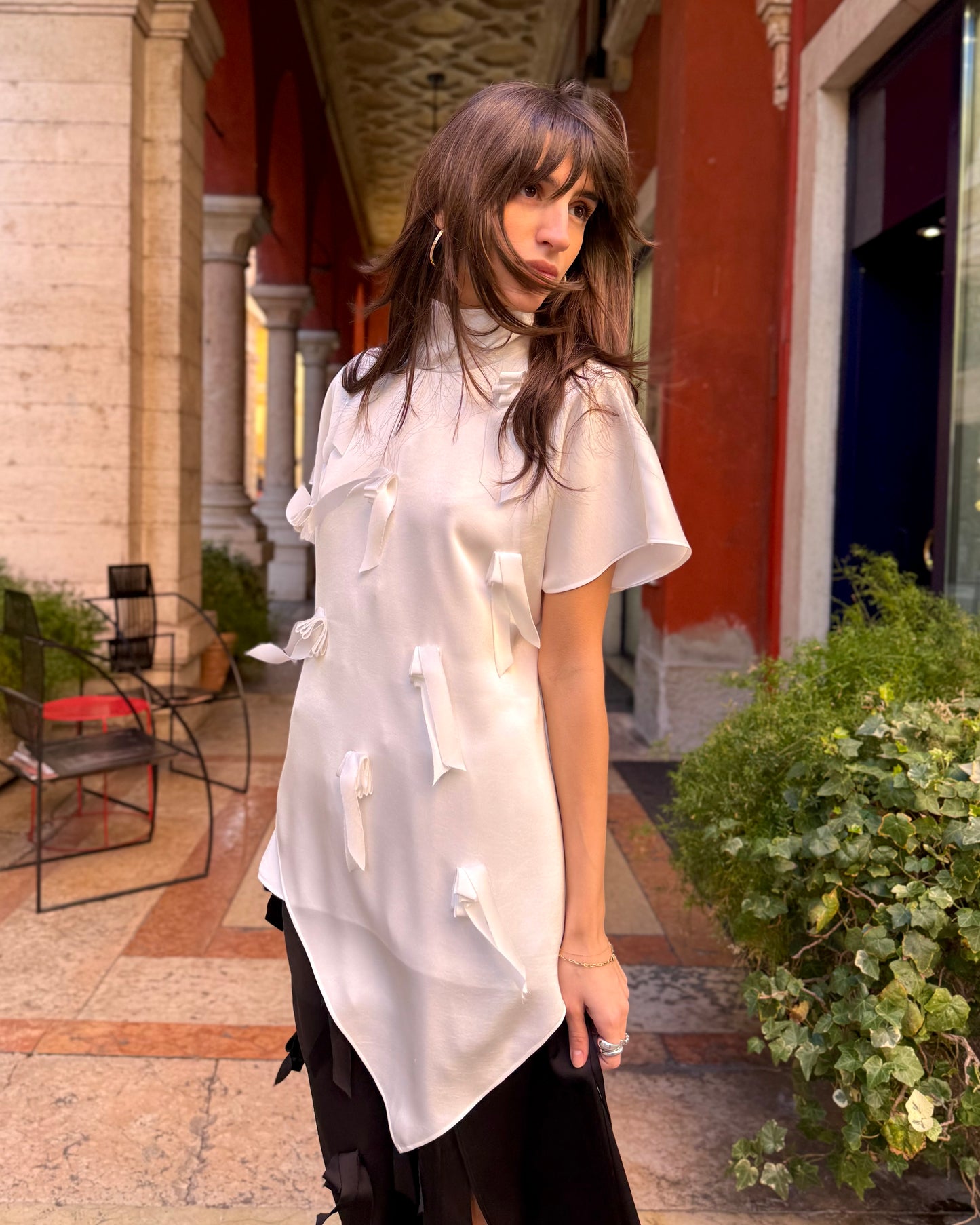 TOP ASIMMETRICO CON FIOCCHI