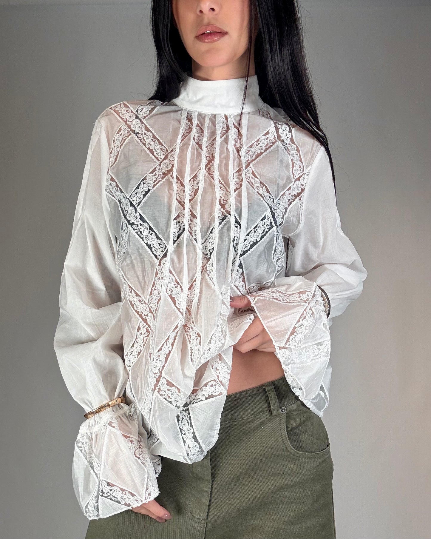 BLUSA ACCOLLATA CON BRACCIALI