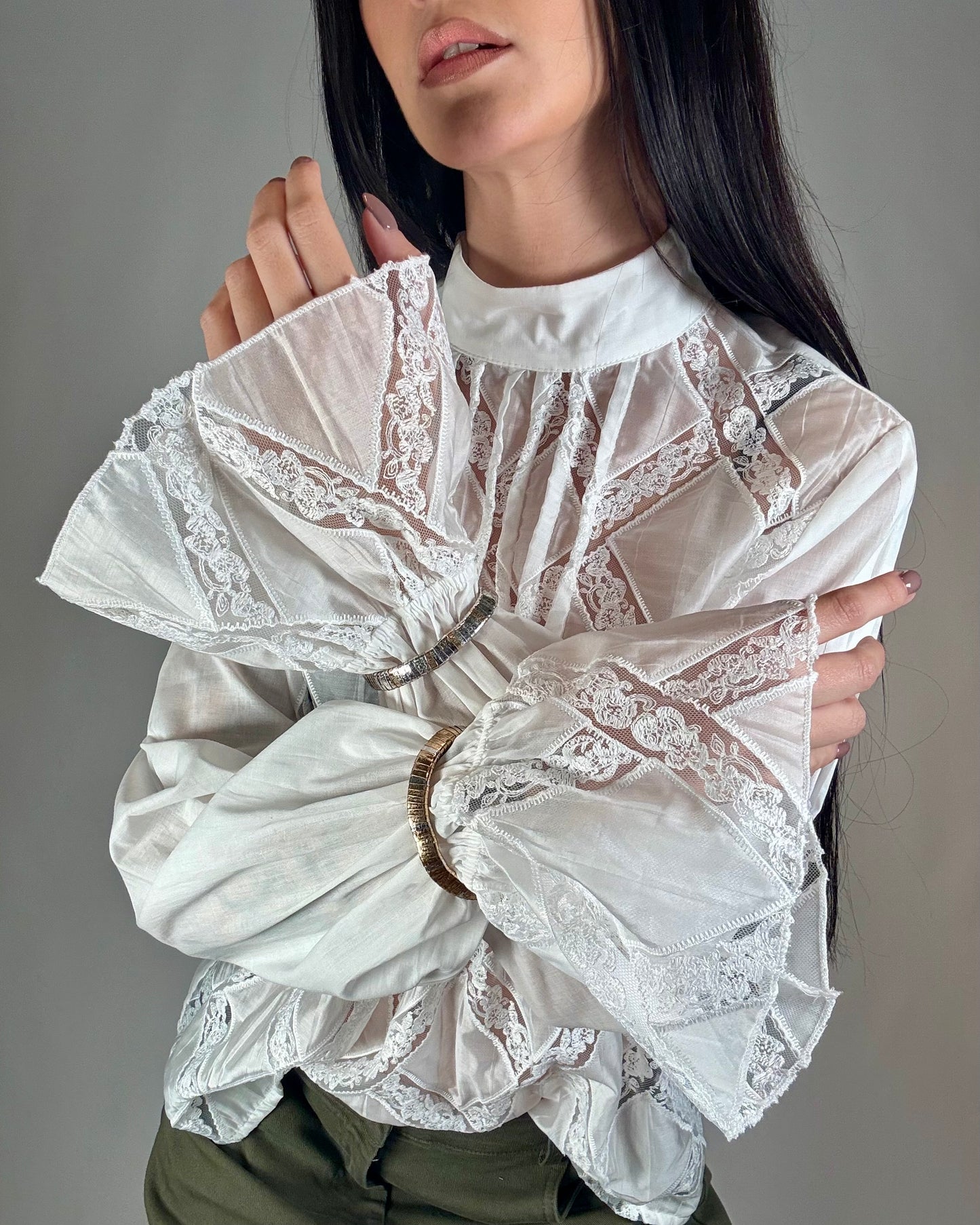 BLUSA ACCOLLATA CON BRACCIALI