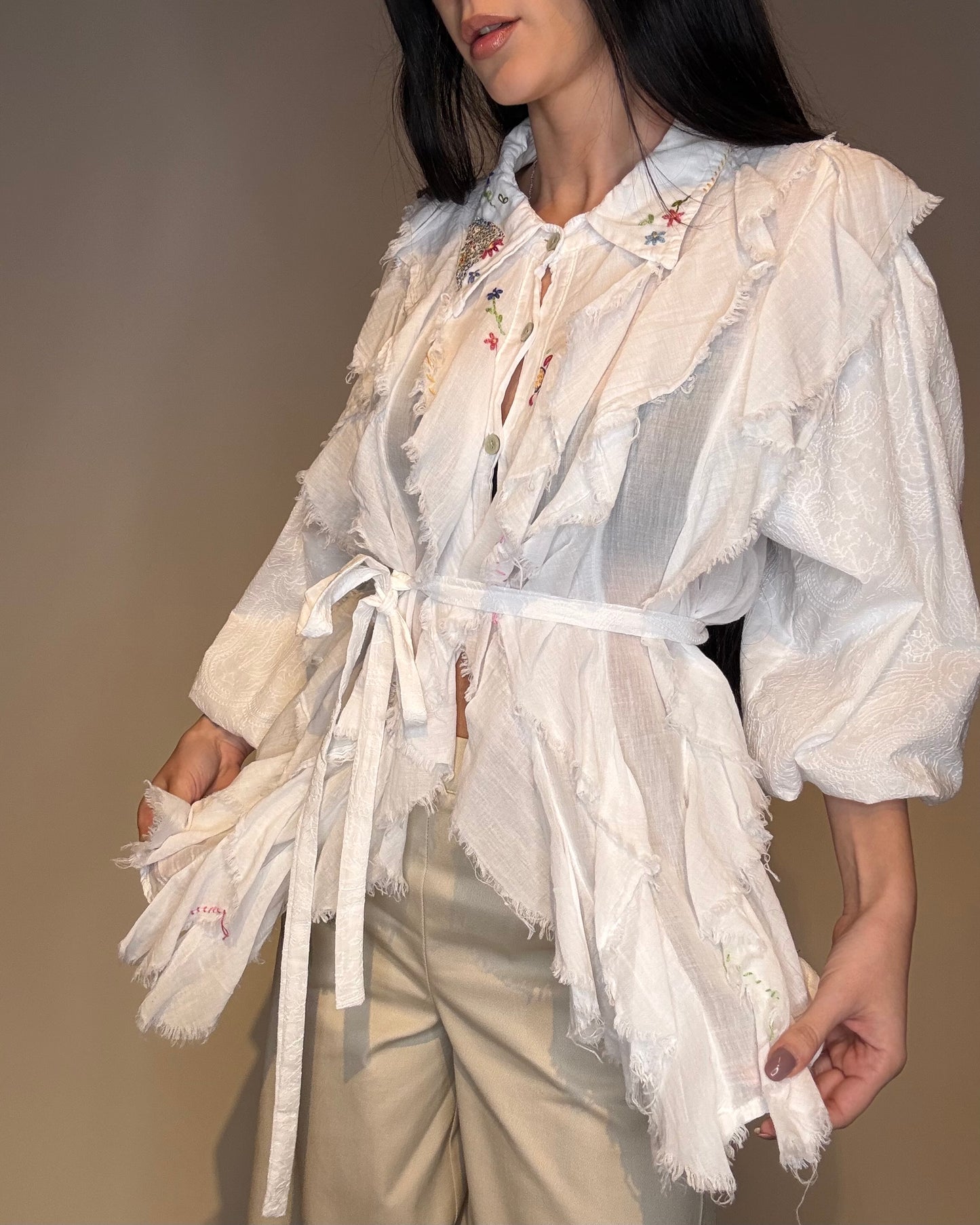 CAMICIA CON ROUCHES ASIMMETRICA