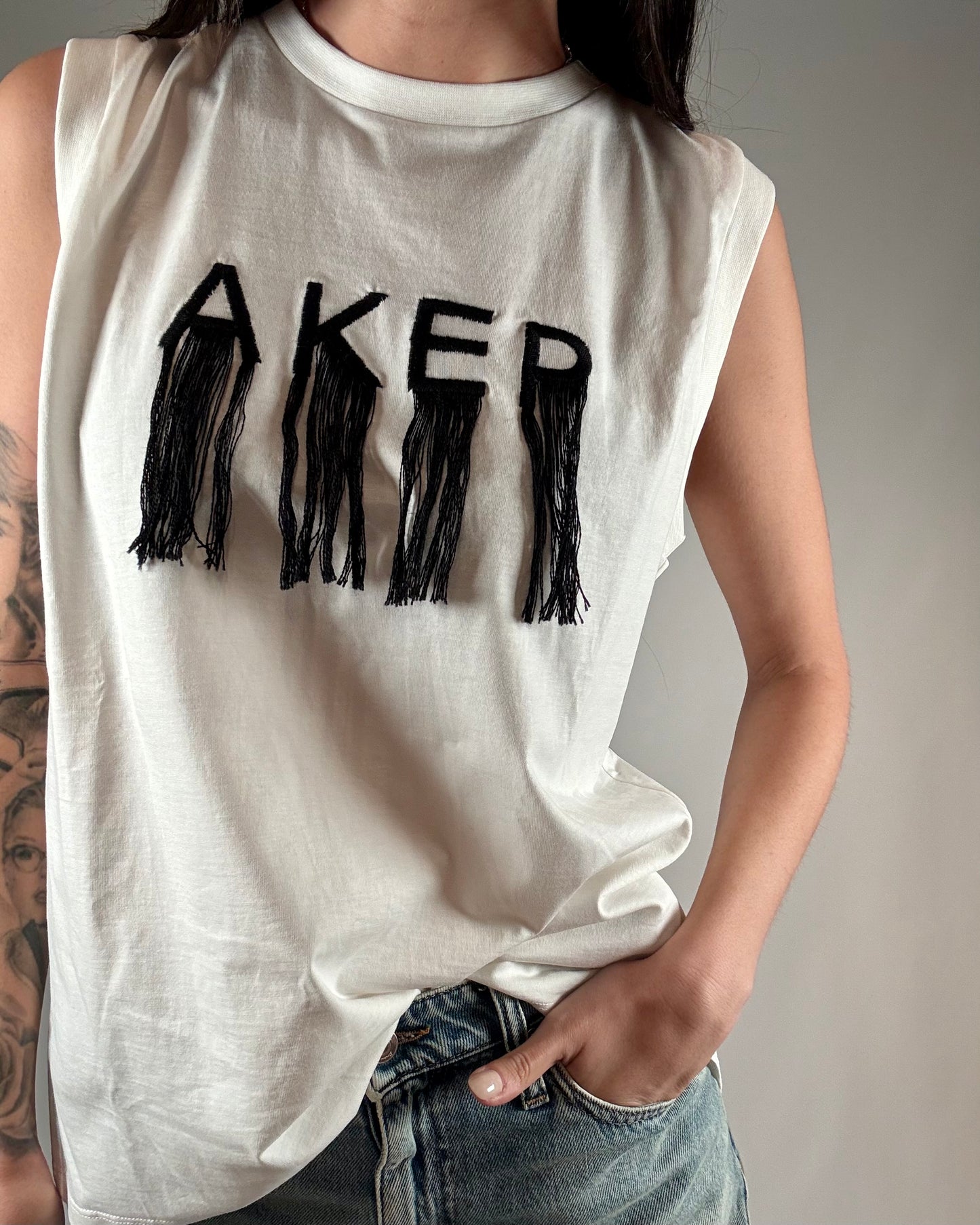 T-SHIRT SMANICATA CON FRANGE