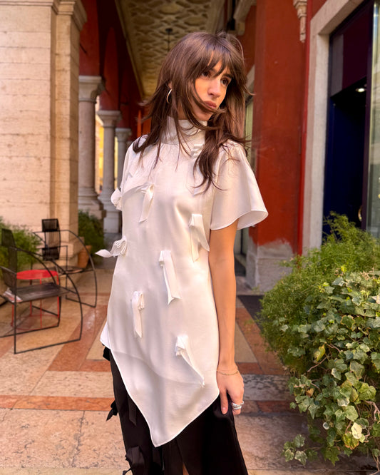 TOP ASIMMETRICO CON FIOCCHI