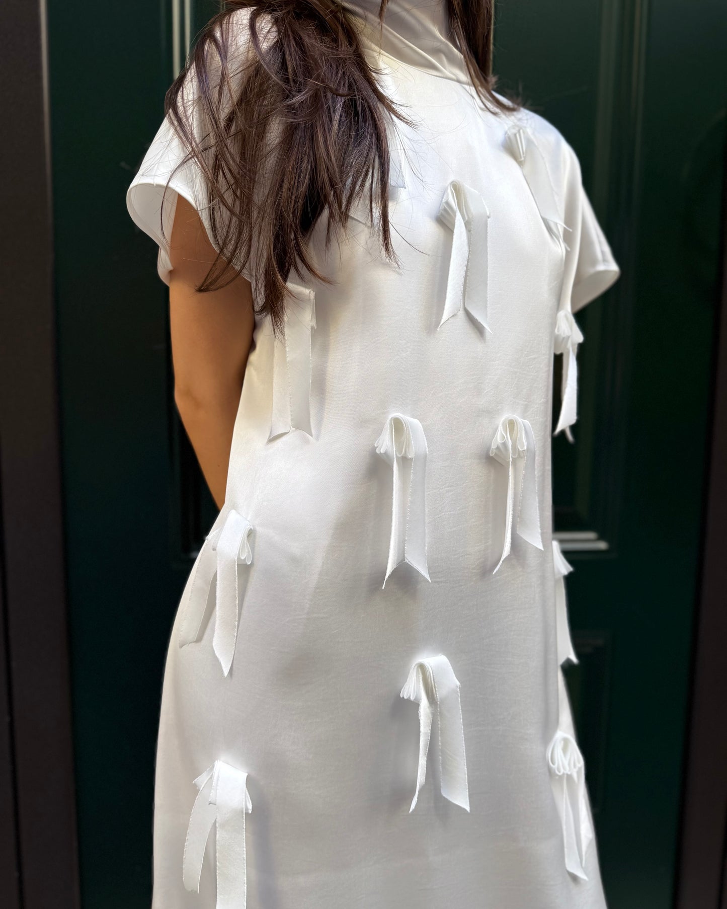 ABITO SATIN CON FIOCCHI