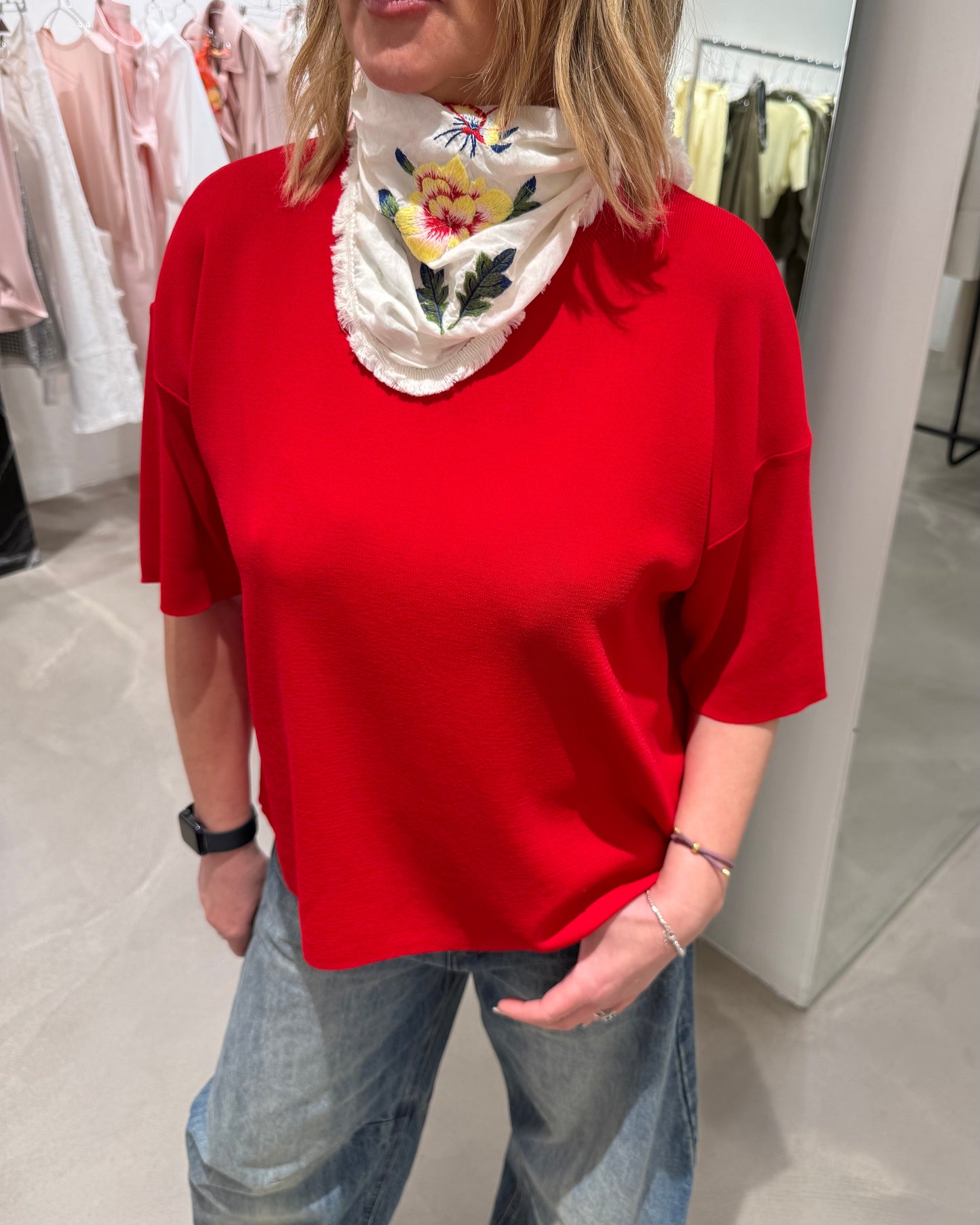 MAGLIA ROSSA CON FOULARD