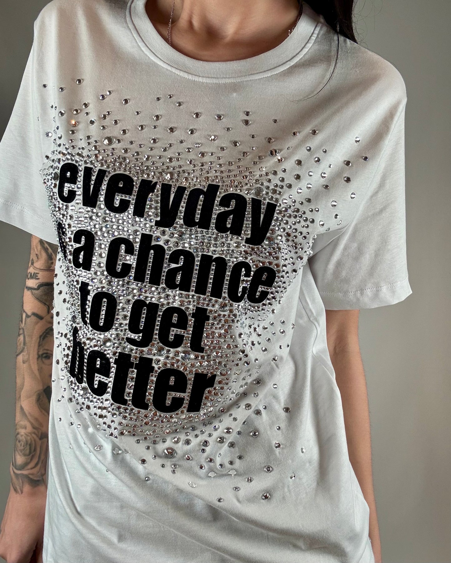 T-SHIRT STAMPA E STRASS