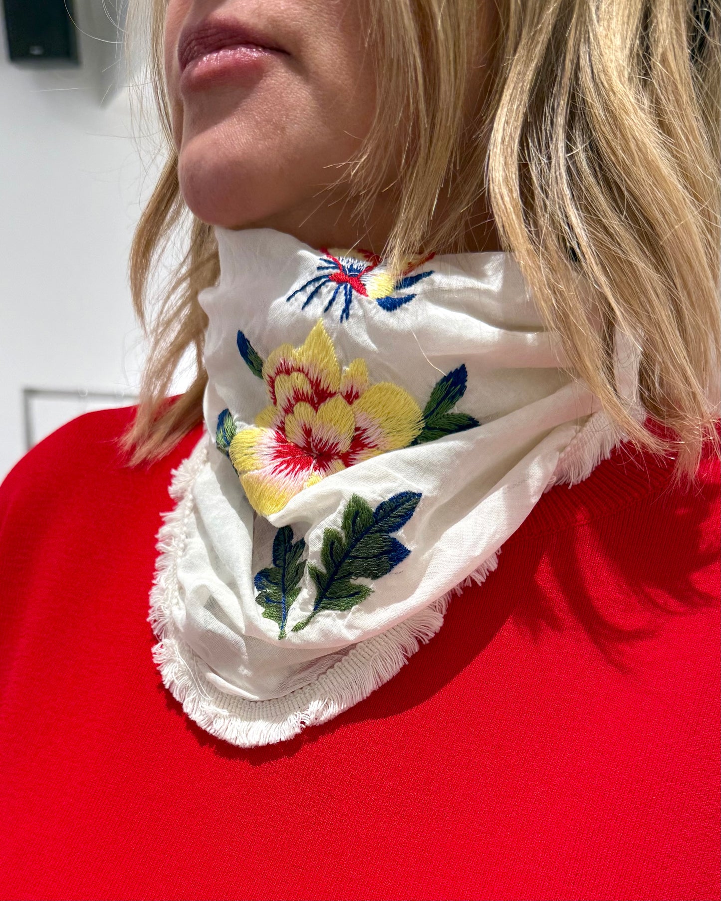 MAGLIA ROSSA CON FOULARD