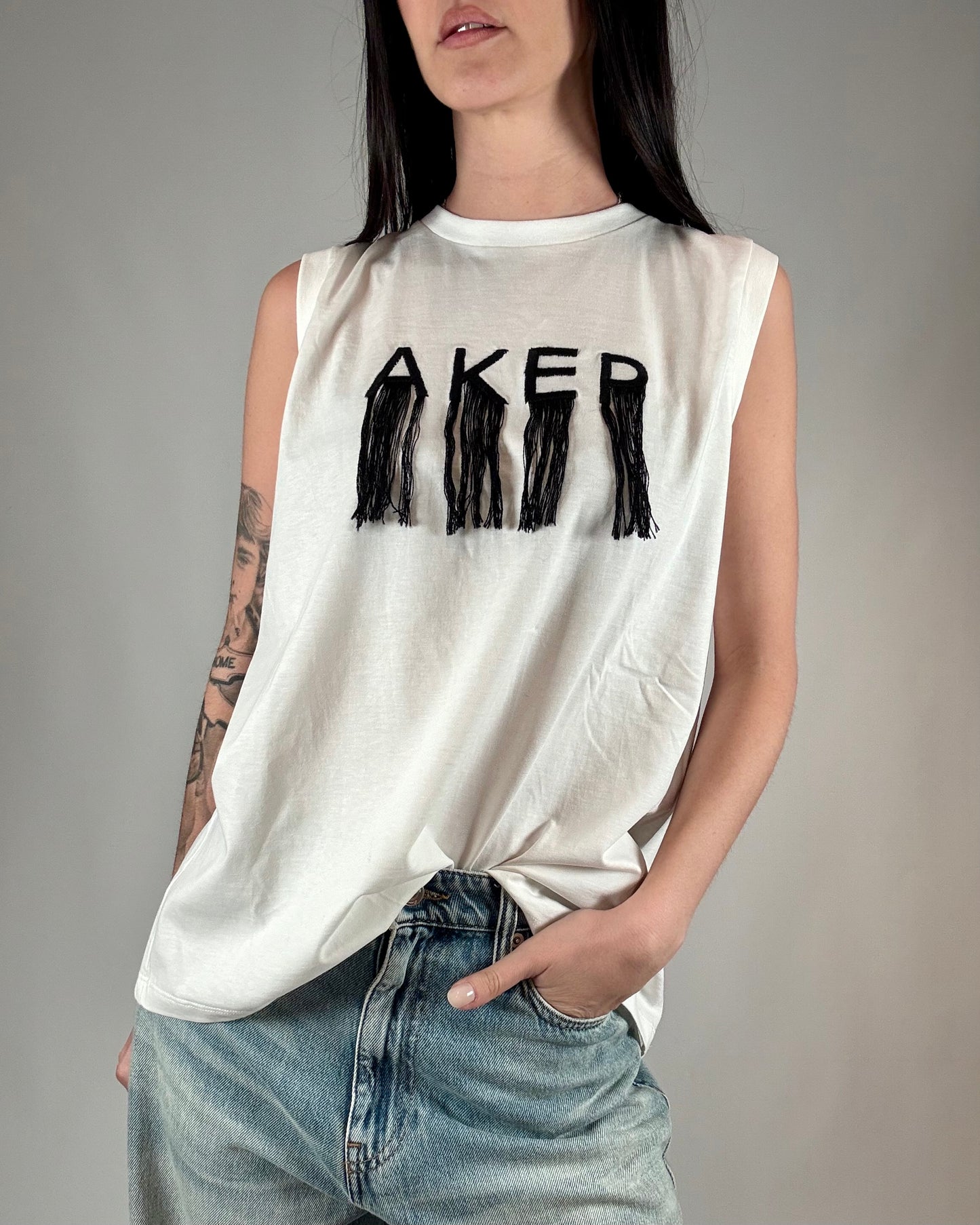 T-SHIRT SMANICATA CON FRANGE